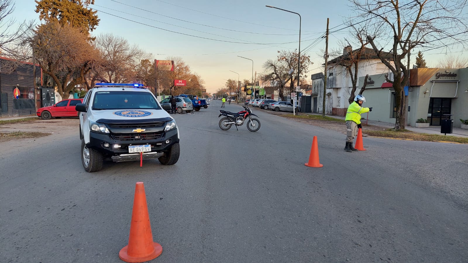 Fuerte accidente entre una moto y un auto en Ruta 9